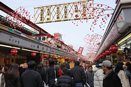 ものすごい人ごみの仲見世通り